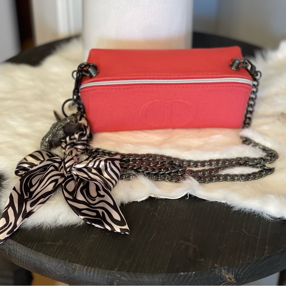 Dior crossbody with black flat chain and hardware in coral & removable keychain - Picture 7 of 7